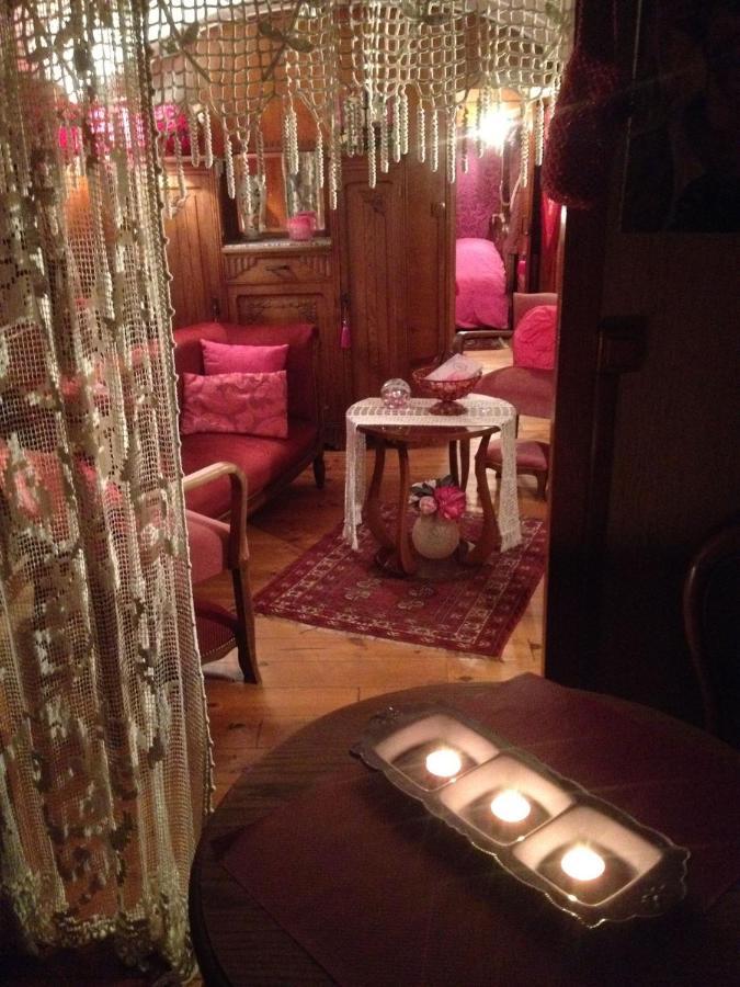 Roulottes Du Rouard Bed and Breakfast Camiers Esterno foto