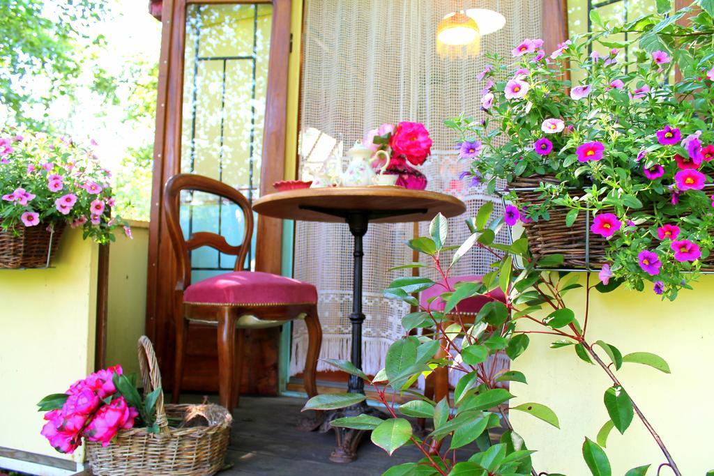 Roulottes Du Rouard Bed and Breakfast Camiers Esterno foto
