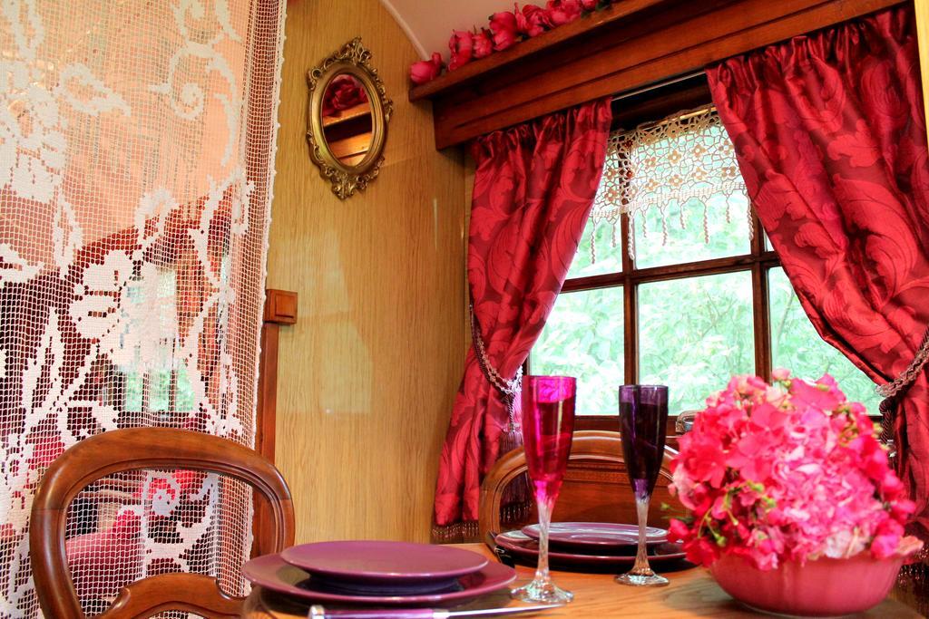 Roulottes Du Rouard Bed and Breakfast Camiers Camera foto