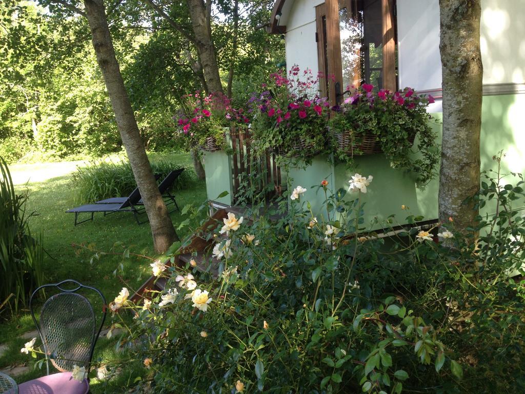 Roulottes Du Rouard Bed and Breakfast Camiers Esterno foto